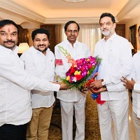 బెంగళూర్‌లో ముఖ్యమంత్రి కేసీఆర్‌ను కలిసిన తెలంగాణ రాష్ట్ర బి.సి. కమిషన్‌ చైర్మన్‌, సభ్యులు