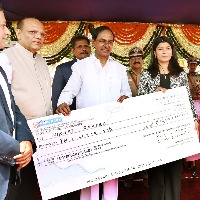 kcr handed over cheques to nikhat zareen and esha singh and kinnera mogulaiah