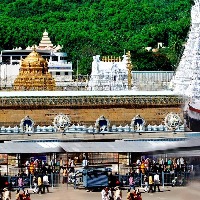 Fight Erupted Among AP and Tamilnadu Devotees Over Language In Tirumala Queue Complex