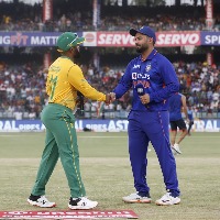 south africa wins the toss and opt to chase