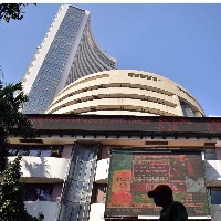 Indices tumble on weak global cues, Sensex slips over 700 pts