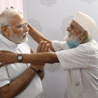 PM Modi met his childhood teacher in Vadnagar