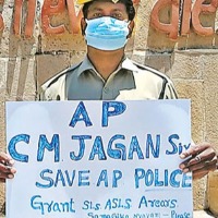 Ananthapuram AR constable protest against AP Govt
