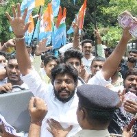 NSUI members try to lay siege to Raj Bhavan in Hyderabad