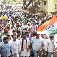 Cong protest in Hyderabad turns violent, several arrested