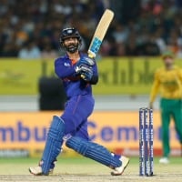 Dinesh Kartik flamboyant innings lead Team India reasonable score against South Africa
