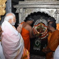 Modi offers prayers to goddess Chamundeshwari in K'taka; Mysuru all set Yoga Day event
