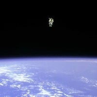 Astronaut Bruce McCandless floats completely untethered in space