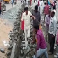 Nellore: TDP activists led by Kotamreddy demolishes divider at Narthaki centre