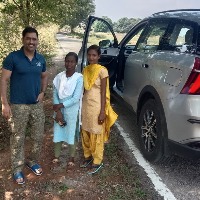 Dhoni gets treatment for knee in Ranchi village, doctor sits under a tree