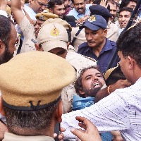 Angry mob attack Udaipur murder accused outside court; hurls slippers, bottles