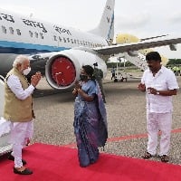 talasni srinivas yadav welcomes prime minister narendra modi at begumpet airport