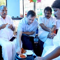 rahul gandhi tastes Pakkavada Chammanthi and a Kutam Kulukki Sarbath in wayanad