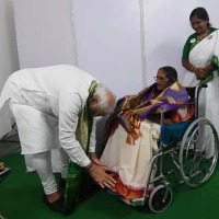 PM Modi touches feet of freedom fighter  Pasala Krishnamurthy's daughter
