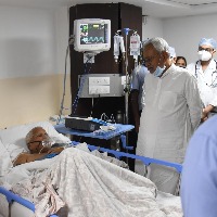 bihar cm Nitish Kumar visited Lalu Prasad Yadav in the hospital