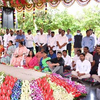 Jagan, Sharmila pay tributes to YSR on birth anniversary