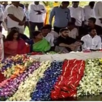 Jagan and Sharmila pays tributes to YSR