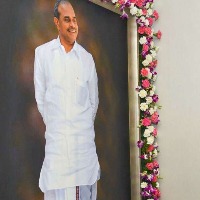 CM Jagan pays tributes to his father YSR