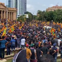 SL PM summons emergency meeting as protesters storm President's house