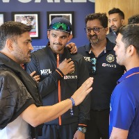 MS Dhoni visits Team india dressing room