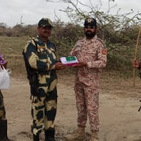   indian soldiers pakistani rangers exchange sweets eid ul adha
