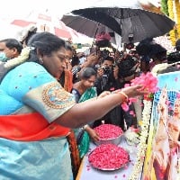 Governor pays tributes to Rani Rudrama Devi at Chandupatla