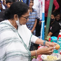 Mamata Banarjee made Puchka in Darjeeling 
