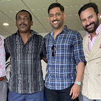 ms dhoni spotted at the oval stadium in england with Gordon Greenidge