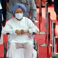 Prez Poll: Ailing ex-PM Manmohan Singh came on a wheelchair to cast vote