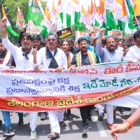 Cong takes out huge rally in Hyderabad in support of Sonia