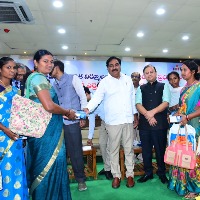 424 మంది బ్యాంకింగ్ సఖీలకి డివైస్ లను పంపిణీ చేసిన మంత్రి ఎర్రబెల్లి