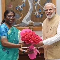 pm modi congratulates draupadi murmu at her residence in delhi