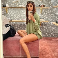 pooja hegdes photo in london shopping goes viral on social media
