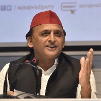 Akhilesh comes out in support of Cong President Sonia Gandhi