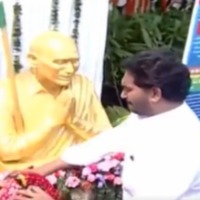 Jagan pays tributes to Pingali Venkaiah