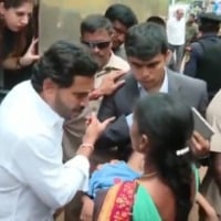 CM Jagan halts his convoy and talked to a mother with child