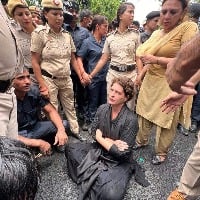 Delhi police arrest priyanka gandhi