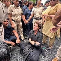 congress leader priyanka gandhi jumps police barricade in delhi