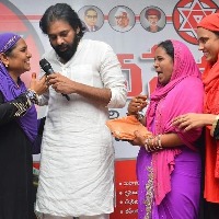 Pawan Kalyan accepts KTR's handloom challenge
