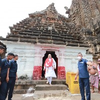 Amit Shah offers prayer at Bhubaneswar's Lingaraj temple