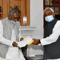 Nitish Kumar meets Governor, submits resignation as CM