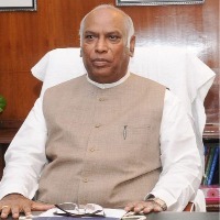 Congress leader Mallikarjun Kharge tested corona positive for the second time