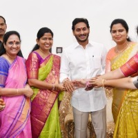 Women leaders tie rakhis to Jagan