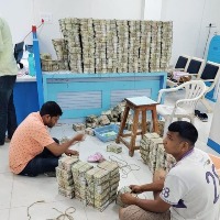IT dept seizes Rs 58 crore cash and 32 kg gold in raids conducted in Maharashtra