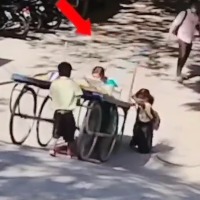  Two children who pushed the cart of fruits to help the woman Here is the video