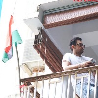 Aamir khan hoist national flag on his house