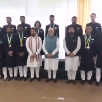 PM Modi hots Commonwealth Games medalists at his residence in Delhi