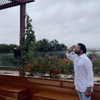 Chiranjeevi with mother hoists Tricolour