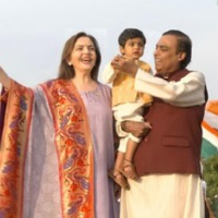 Mukhesh Ambani celebrates Independence day with family