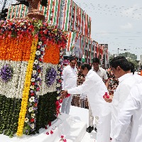 Photos of CM K Chandrashekhar Rao at the mass recital of National Anthem at Abids Circle on 16-08-2022